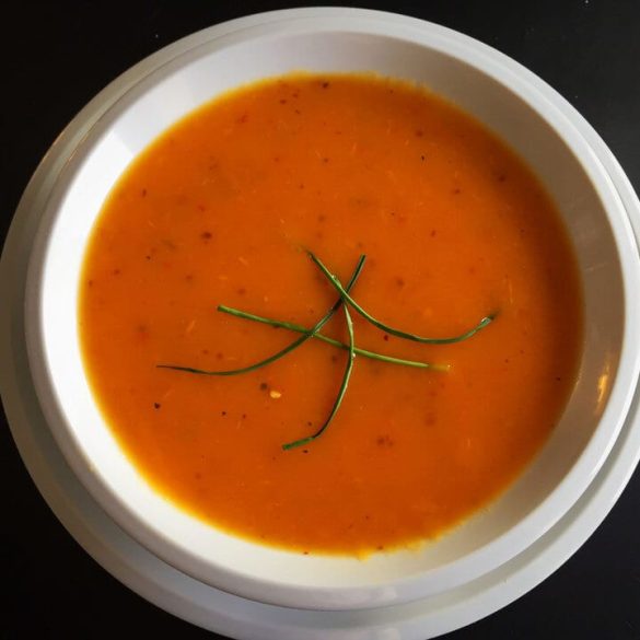 Pikante Möhren-Paprika-Tomaten-Suppe