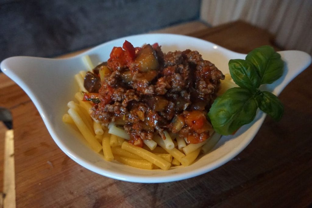 Maccaroni Spaghetti mit buntem Gemüse und Hackfleisch