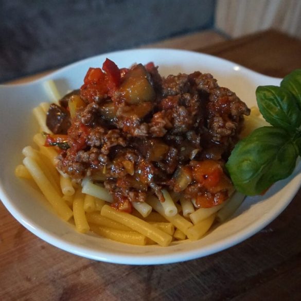 Maccaroni Spaghetti mit buntem Gemüse und Hackfleisch